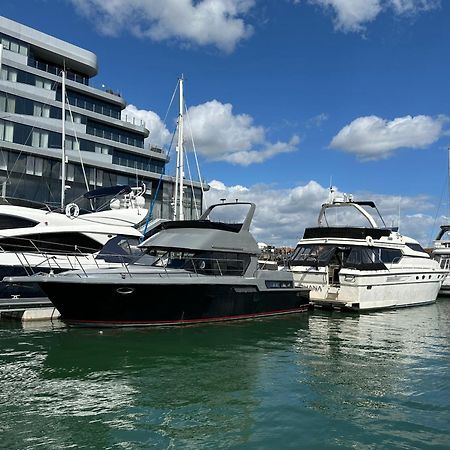 Yacht "X" - 44 Foot Modern Yacht On 5 Star Ocean Village Marina - Minutes Away From City Centre And Cruise Terminals, Free Parking ,Spa Package Available! เซาธ์แธมป์ตัน ภายนอก รูปภาพ
