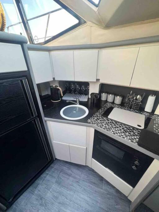 Yacht "X" - 44 Foot Modern Yacht On 5 Star Ocean Village Marina - Minutes Away From City Centre And Cruise Terminals, Free Parking ,Spa Package Available! เซาธ์แธมป์ตัน ภายนอก รูปภาพ