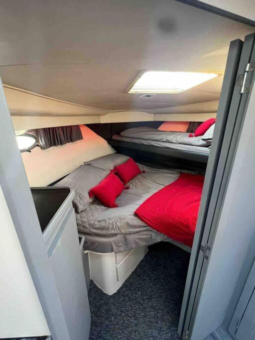 Yacht "X" - 44 Foot Modern Yacht On 5 Star Ocean Village Marina - Minutes Away From City Centre And Cruise Terminals, Free Parking ,Spa Package Available! เซาธ์แธมป์ตัน ภายนอก รูปภาพ