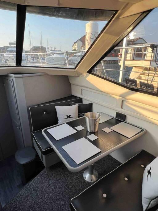 Yacht "X" - 44 Foot Modern Yacht On 5 Star Ocean Village Marina - Minutes Away From City Centre And Cruise Terminals, Free Parking ,Spa Package Available! เซาธ์แธมป์ตัน ภายนอก รูปภาพ
