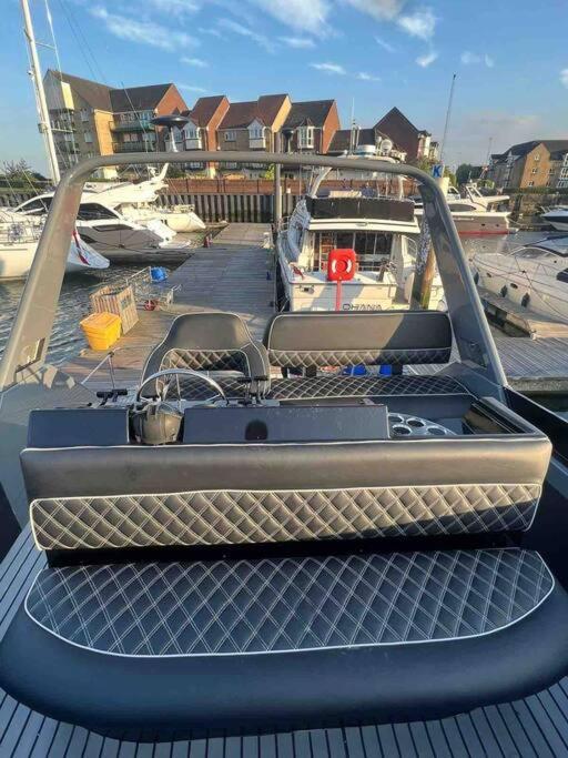 Yacht "X" - 44 Foot Modern Yacht On 5 Star Ocean Village Marina - Minutes Away From City Centre And Cruise Terminals, Free Parking ,Spa Package Available! เซาธ์แธมป์ตัน ภายนอก รูปภาพ