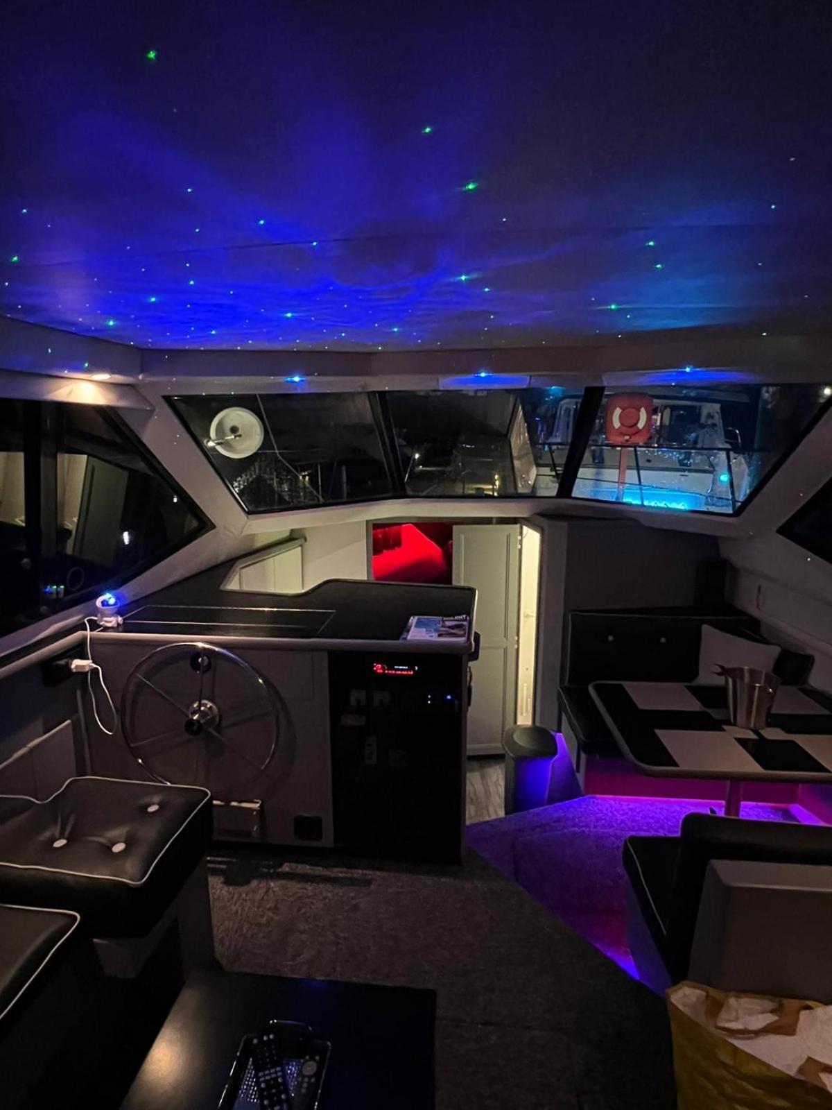 Yacht "X" - 44 Foot Modern Yacht On 5 Star Ocean Village Marina - Minutes Away From City Centre And Cruise Terminals, Free Parking ,Spa Package Available! เซาธ์แธมป์ตัน ภายนอก รูปภาพ