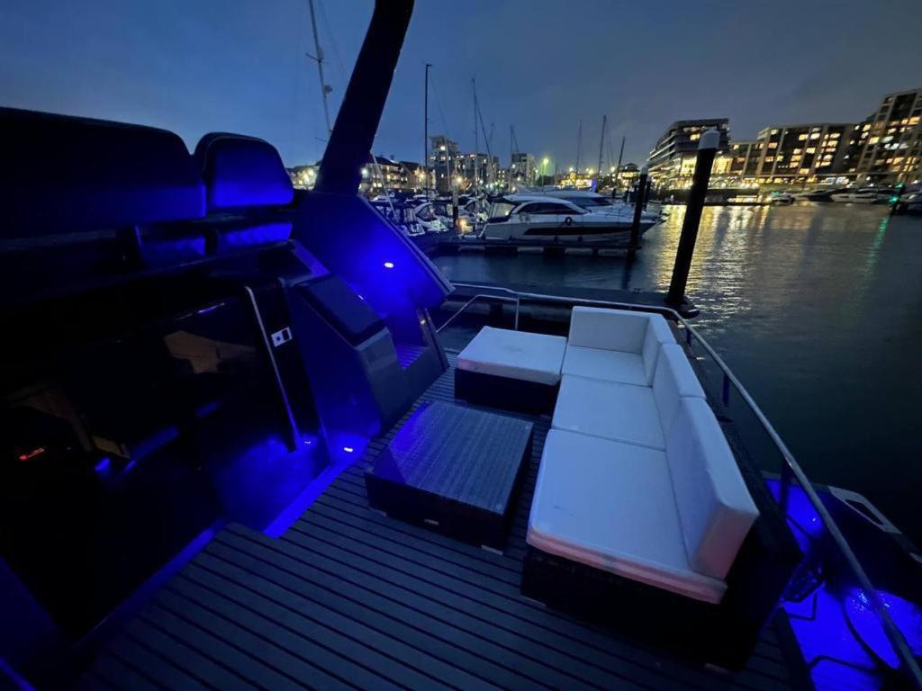 Yacht "X" - 44 Foot Modern Yacht On 5 Star Ocean Village Marina - Minutes Away From City Centre And Cruise Terminals, Free Parking ,Spa Package Available! เซาธ์แธมป์ตัน ภายนอก รูปภาพ