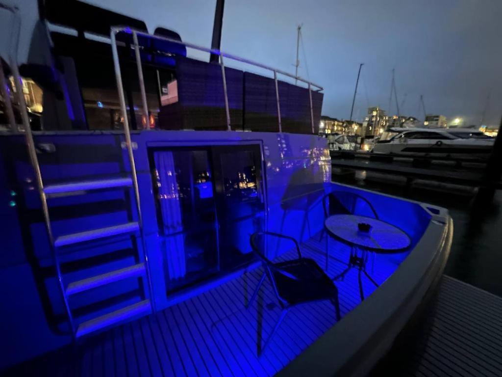 Yacht "X" - 44 Foot Modern Yacht On 5 Star Ocean Village Marina - Minutes Away From City Centre And Cruise Terminals, Free Parking ,Spa Package Available! เซาธ์แธมป์ตัน ภายนอก รูปภาพ