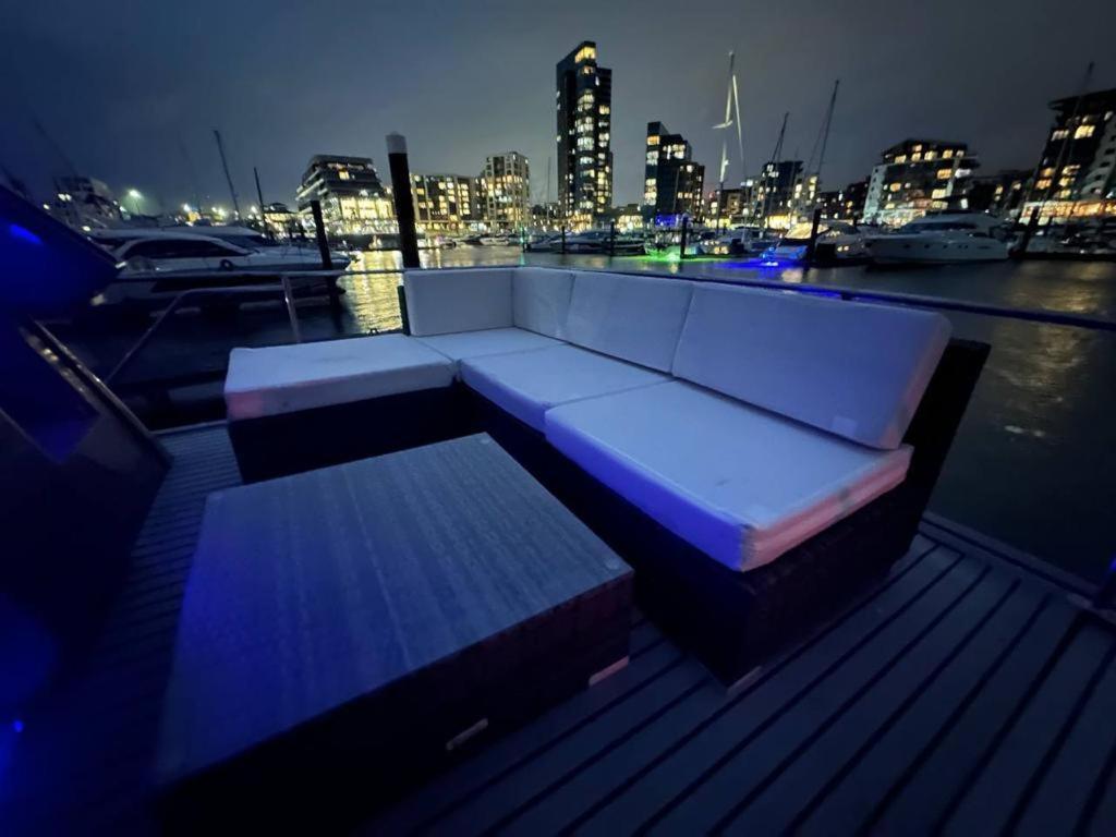 Yacht "X" - 44 Foot Modern Yacht On 5 Star Ocean Village Marina - Minutes Away From City Centre And Cruise Terminals, Free Parking ,Spa Package Available! เซาธ์แธมป์ตัน ภายนอก รูปภาพ