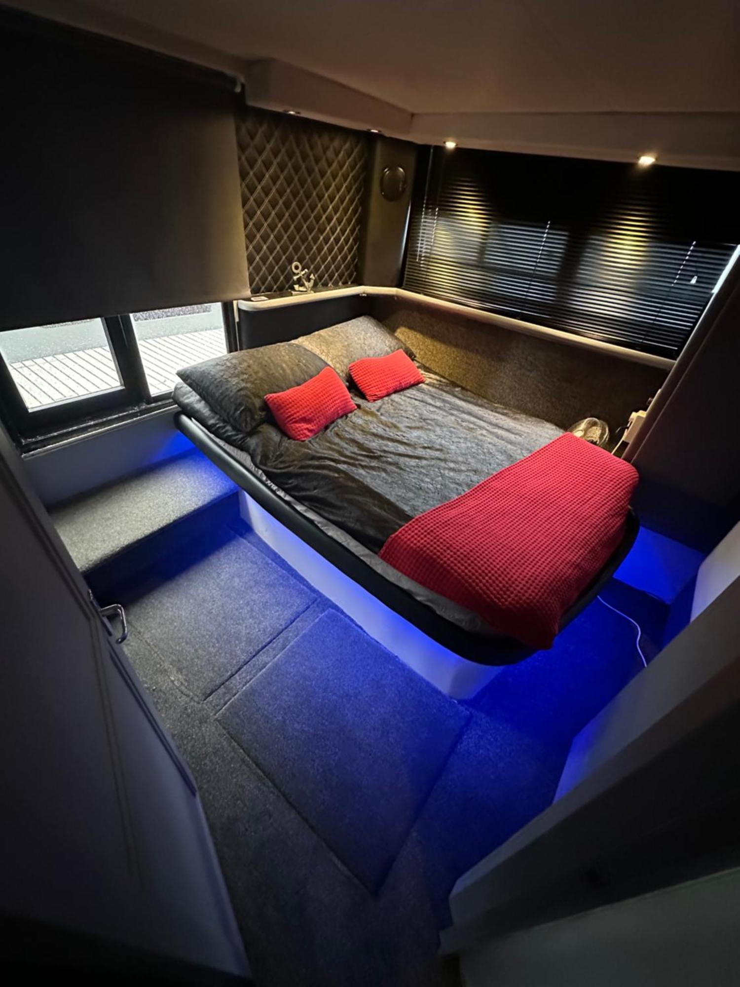 Yacht "X" - 44 Foot Modern Yacht On 5 Star Ocean Village Marina - Minutes Away From City Centre And Cruise Terminals, Free Parking ,Spa Package Available! เซาธ์แธมป์ตัน ภายนอก รูปภาพ
