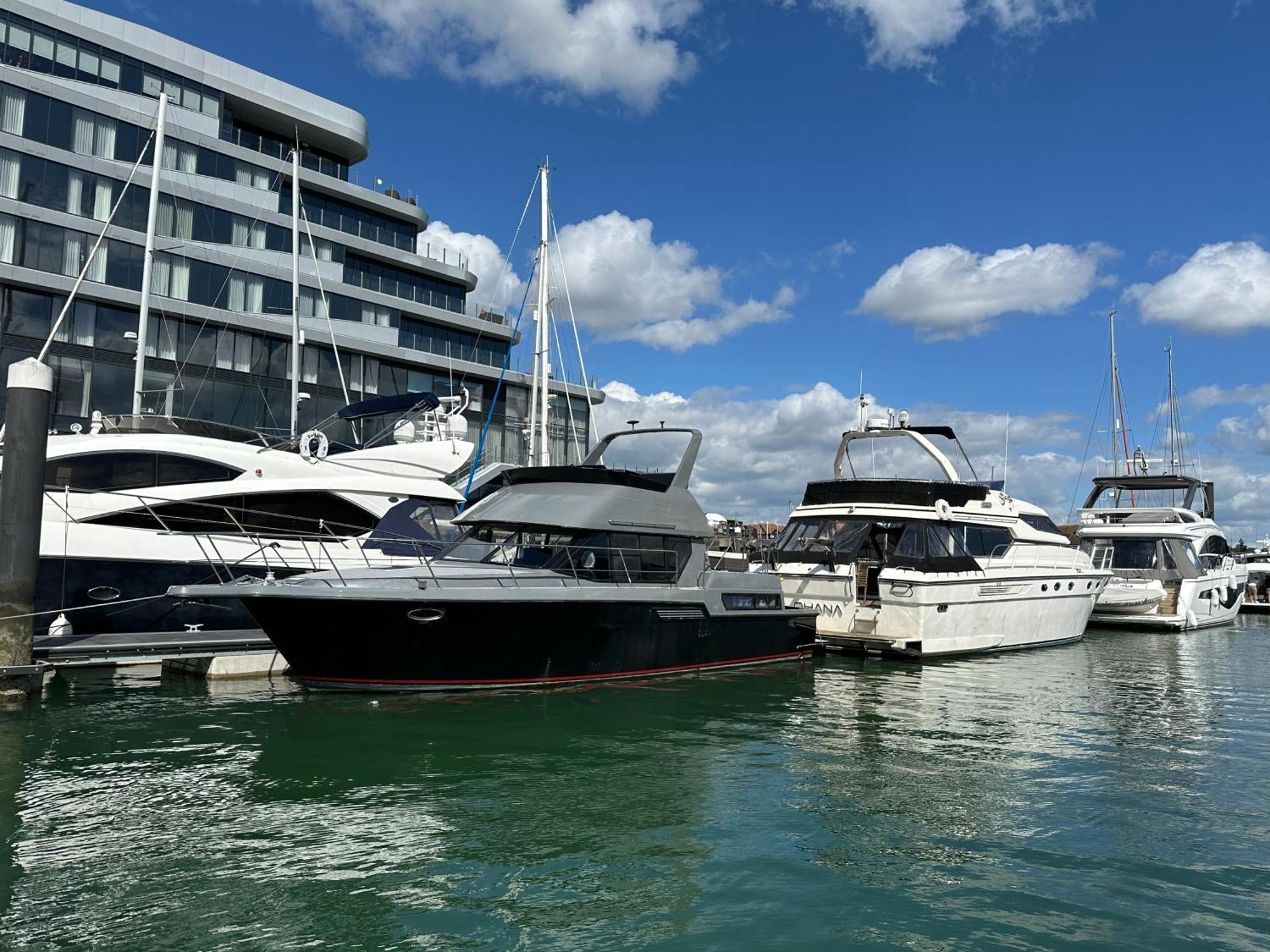 Yacht "X" - 44 Foot Modern Yacht On 5 Star Ocean Village Marina - Minutes Away From City Centre And Cruise Terminals, Free Parking ,Spa Package Available! เซาธ์แธมป์ตัน ภายนอก รูปภาพ