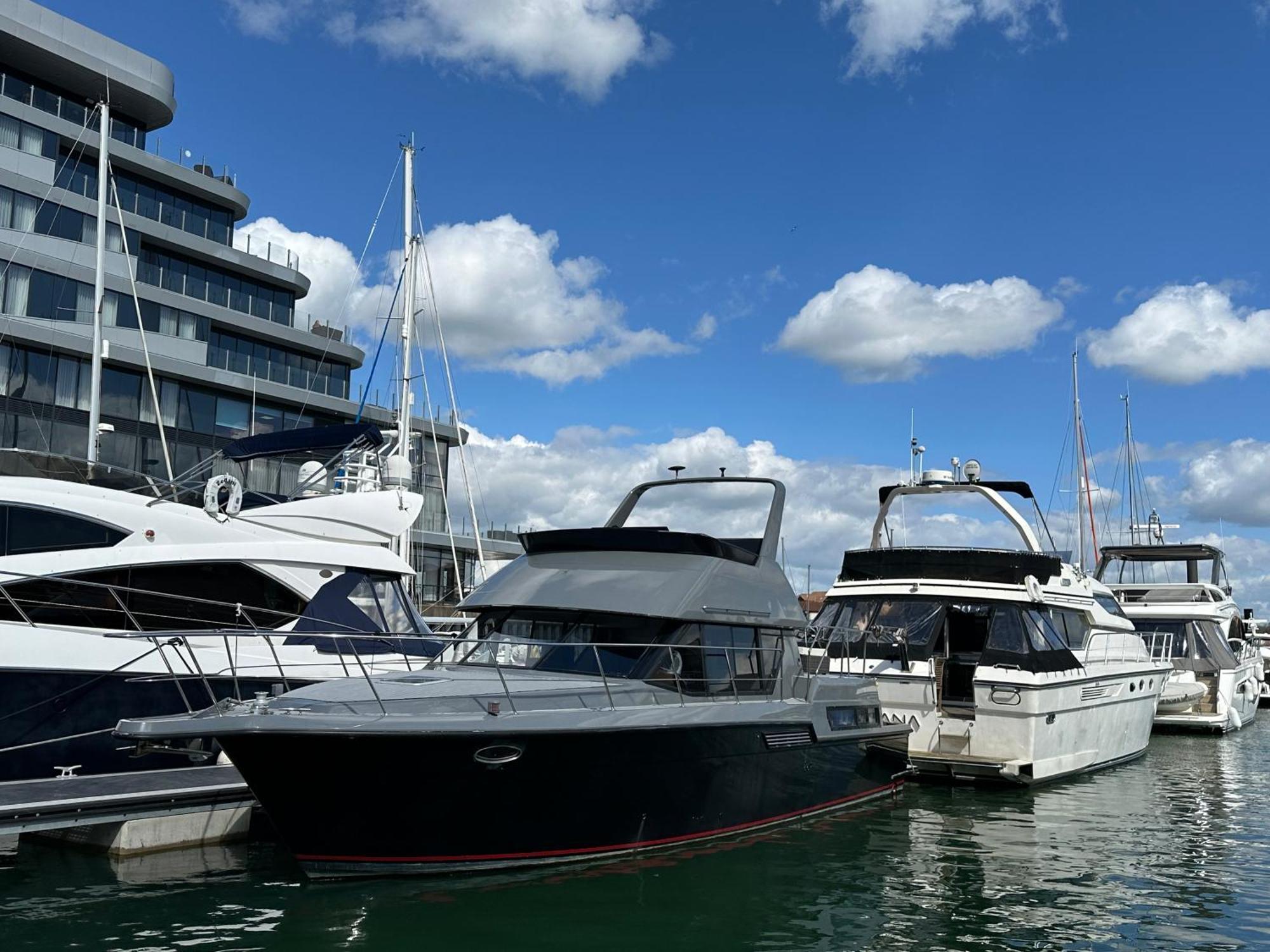 Yacht "X" - 44 Foot Modern Yacht On 5 Star Ocean Village Marina - Minutes Away From City Centre And Cruise Terminals, Free Parking ,Spa Package Available! เซาธ์แธมป์ตัน ภายนอก รูปภาพ