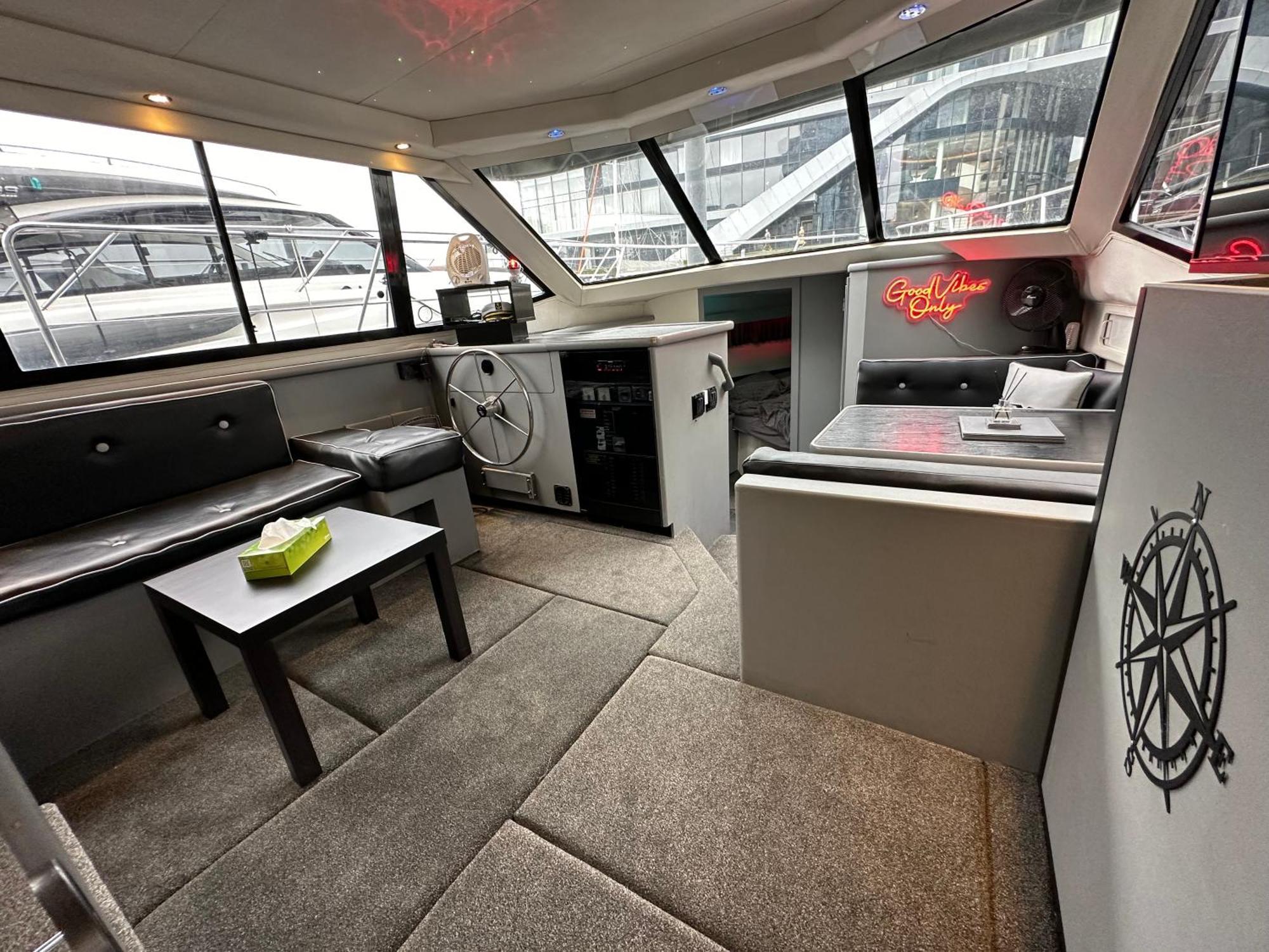Yacht "X" - 44 Foot Modern Yacht On 5 Star Ocean Village Marina - Minutes Away From City Centre And Cruise Terminals, Free Parking ,Spa Package Available! เซาธ์แธมป์ตัน ภายนอก รูปภาพ