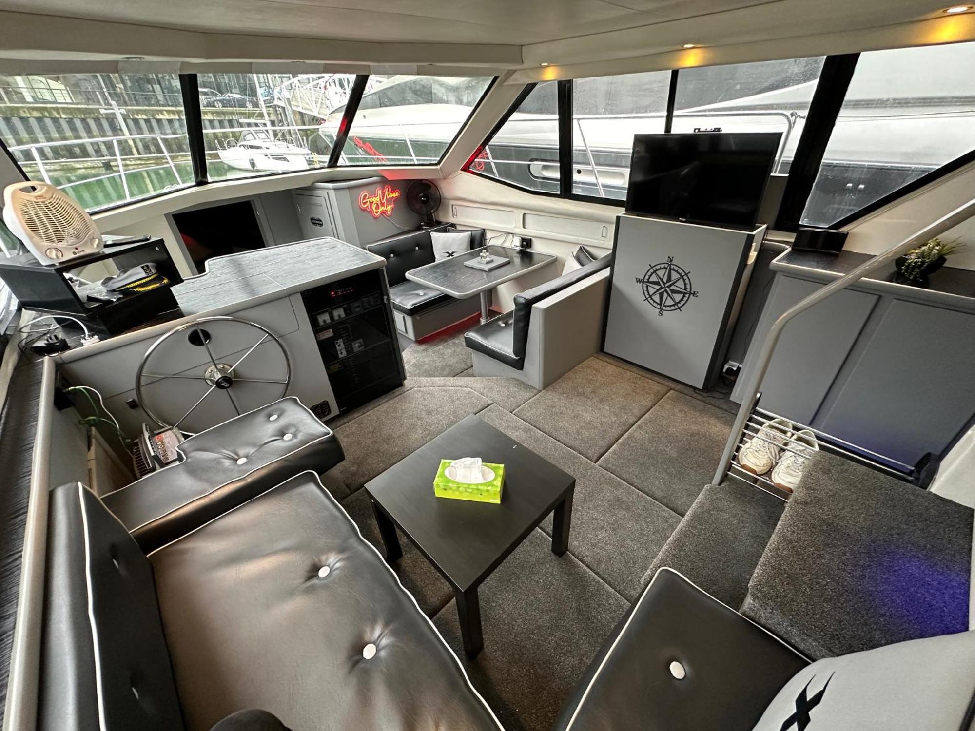 Yacht "X" - 44 Foot Modern Yacht On 5 Star Ocean Village Marina - Minutes Away From City Centre And Cruise Terminals, Free Parking ,Spa Package Available! เซาธ์แธมป์ตัน ภายนอก รูปภาพ
