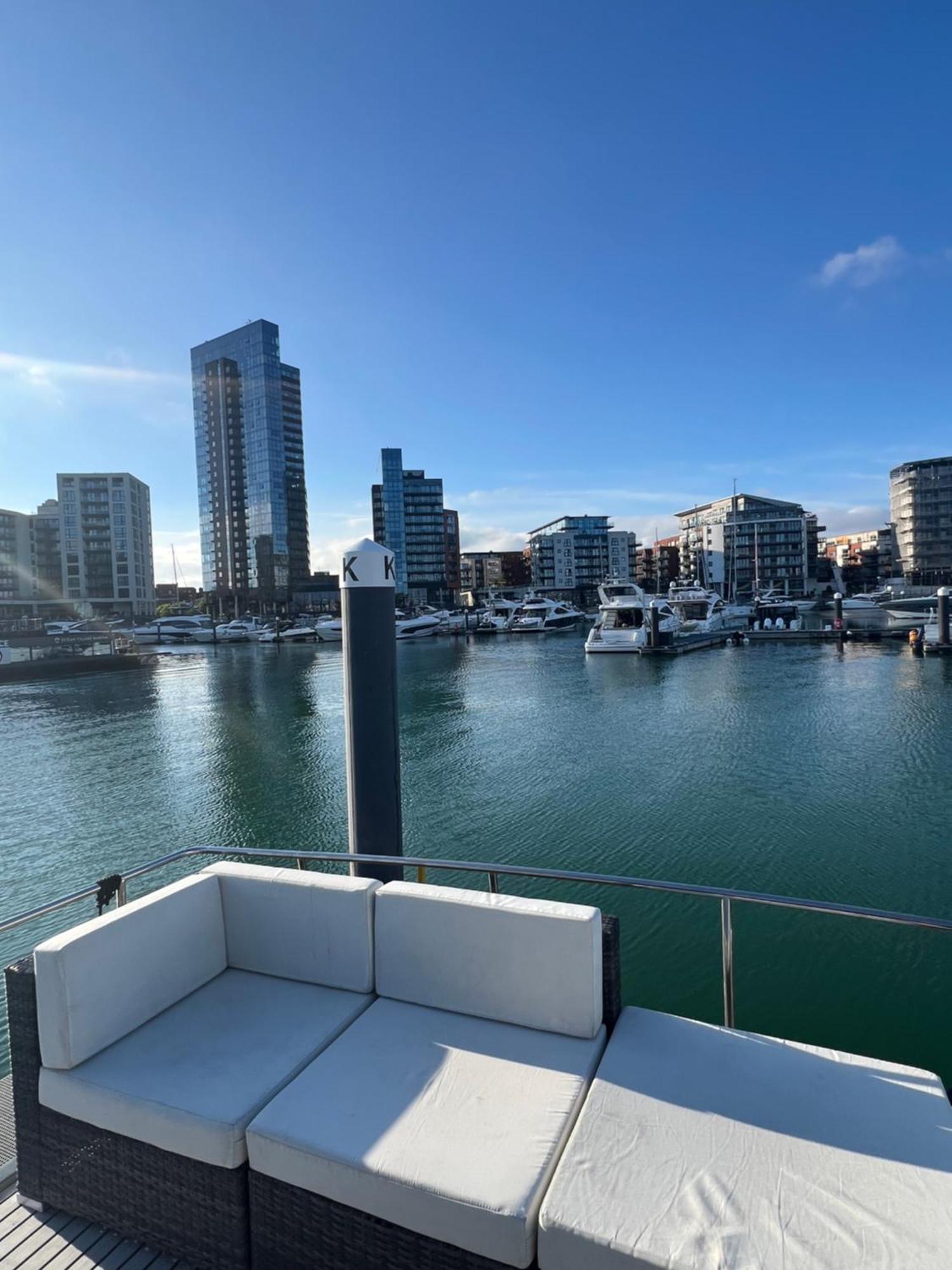 Yacht "X" - 44 Foot Modern Yacht On 5 Star Ocean Village Marina - Minutes Away From City Centre And Cruise Terminals, Free Parking ,Spa Package Available! เซาธ์แธมป์ตัน ภายนอก รูปภาพ